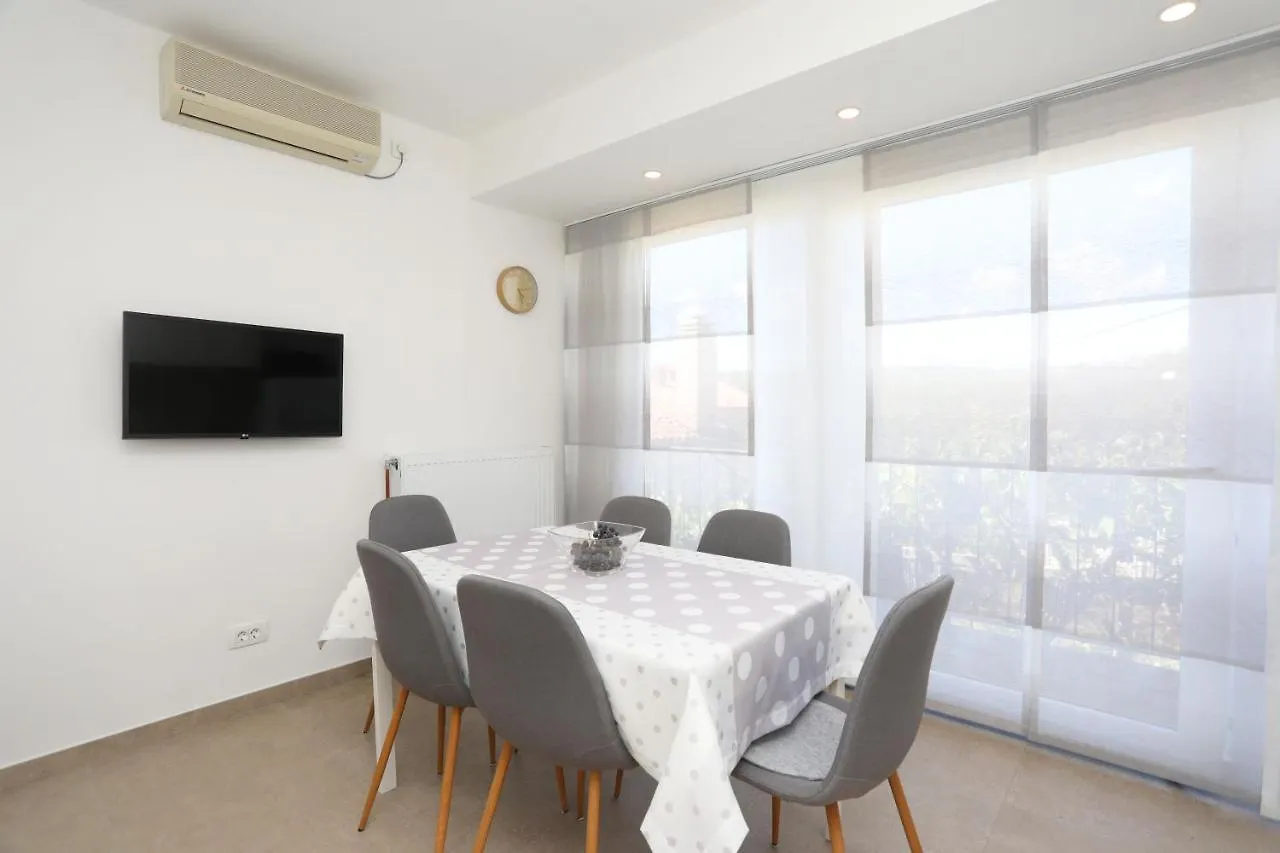 Apartment Falichi Plomin