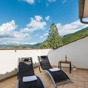 Apartament Qualich, Plomin